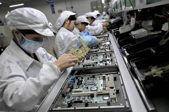 庫克究竟在打什么算盤？蘋果工廠批量移出中國，郭臺銘發(fā)出警告，背后藏著移動(dòng)互聯(lián)網(wǎng)的暗變