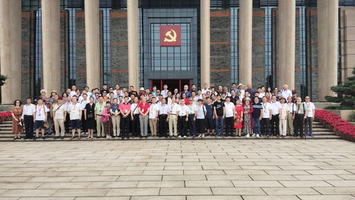 張仲良 北京華夏蘭亭書畫院終身名譽(yù)院長,中國書畫家協(xié)會會員